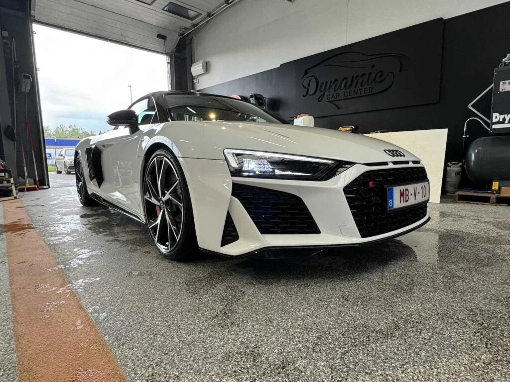 Audi blanche dans un atelier