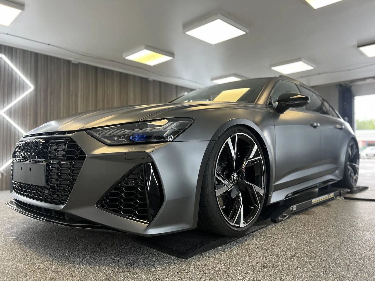 Audi grise dans un atelier