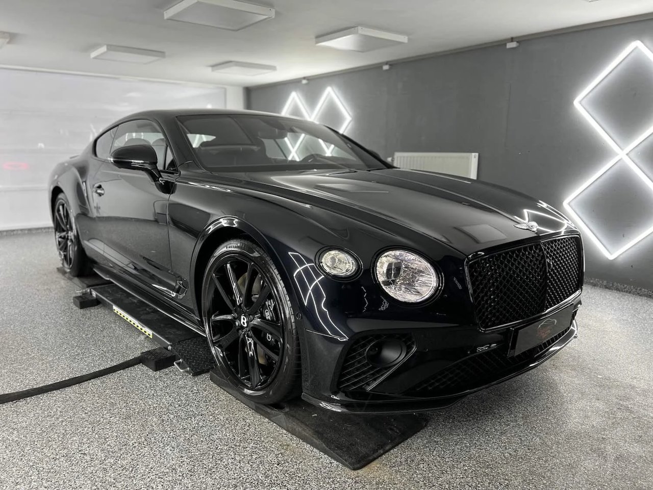 Bentley noire dans un atelier