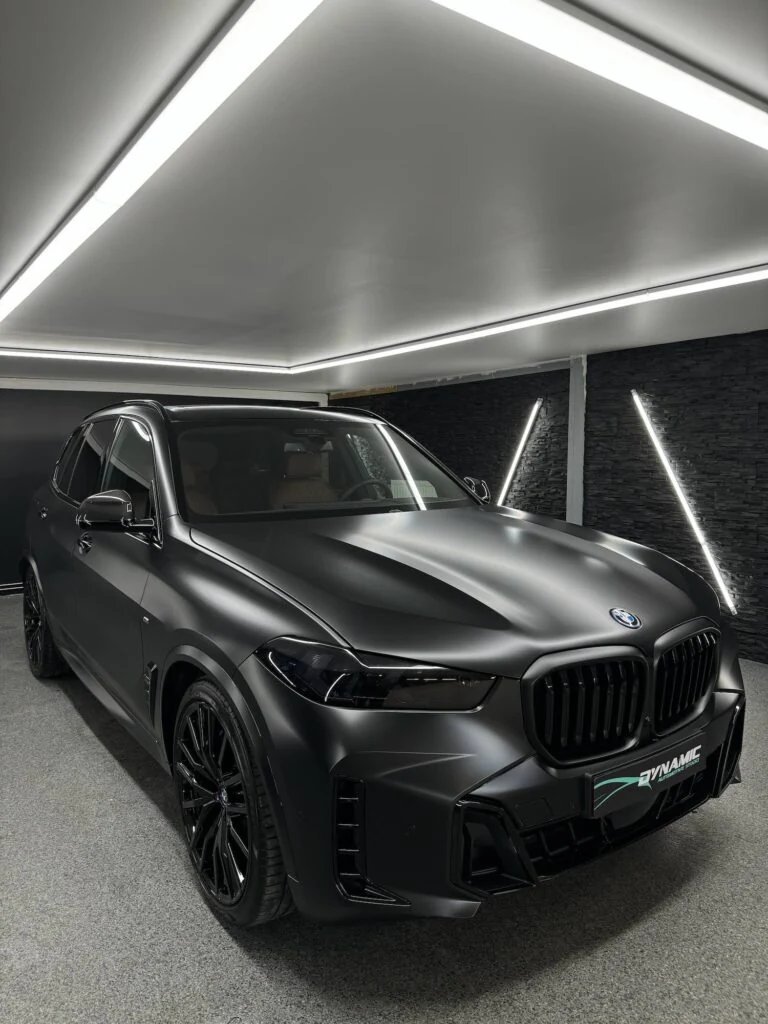 Détail de l’univers automobile de l’atelier