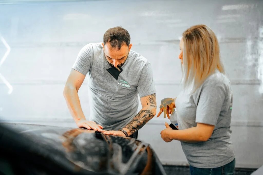 Travail en équipe dans un atelier