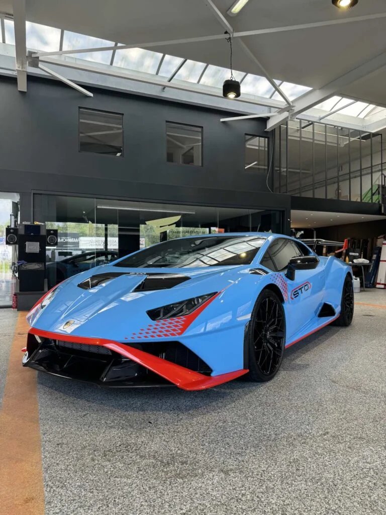 Voiture de sport bleue dans un atelier